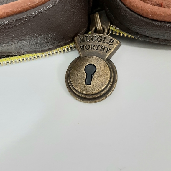 Fantastic Beats New Scamander suitcase make up bag - Picture 3 of 13